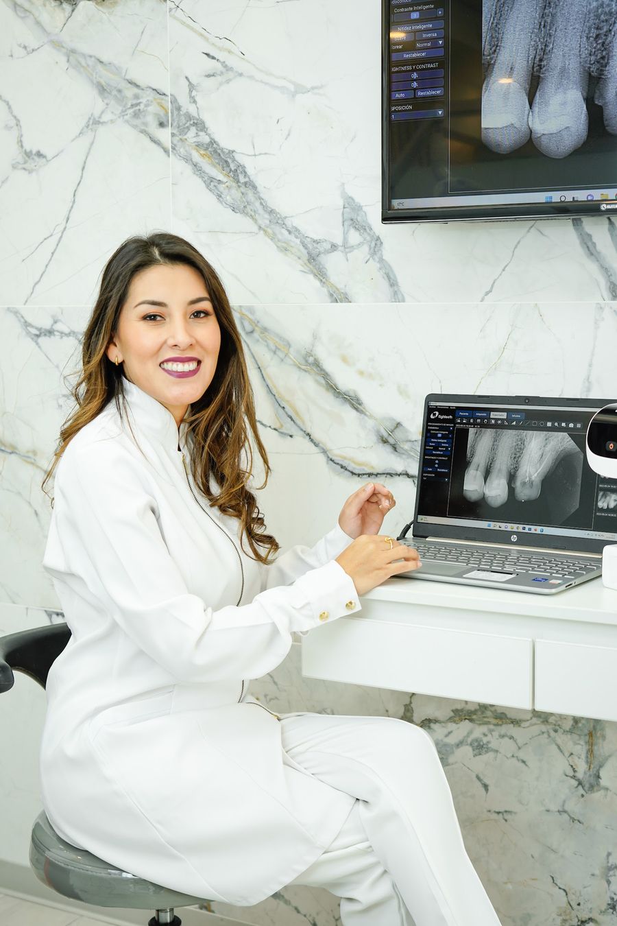 La Dra. Rosas revisando una radiografía dental en el consultorio